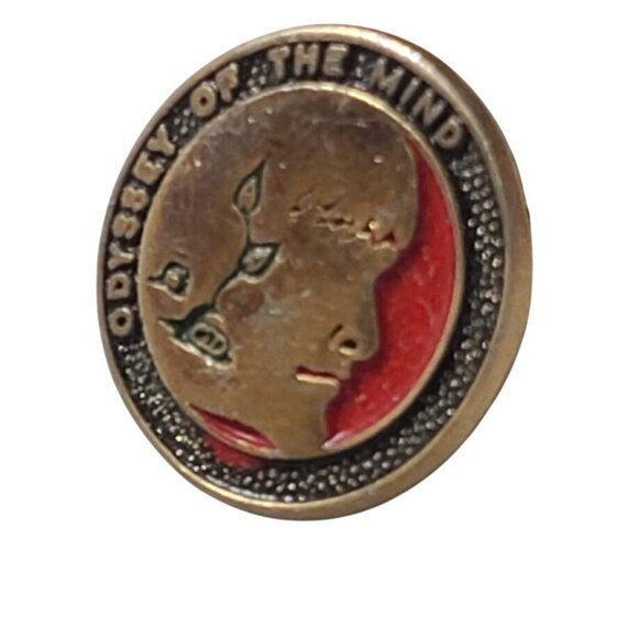 OM Odyssey Of the Mind Pin Round Profile Face Logo Red Background Brass Tone - Picture 1 of 5